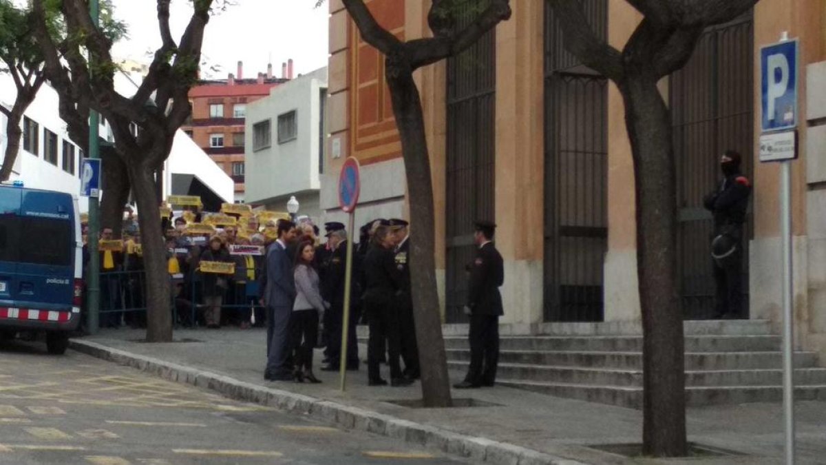 Los Mossos 'cierran' la calle de los juzgados por la misa de la Policía Nacional