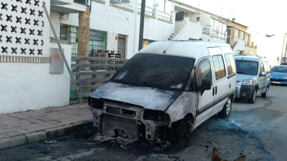 Cremen cinc vehicles i un contenidor a Creixell