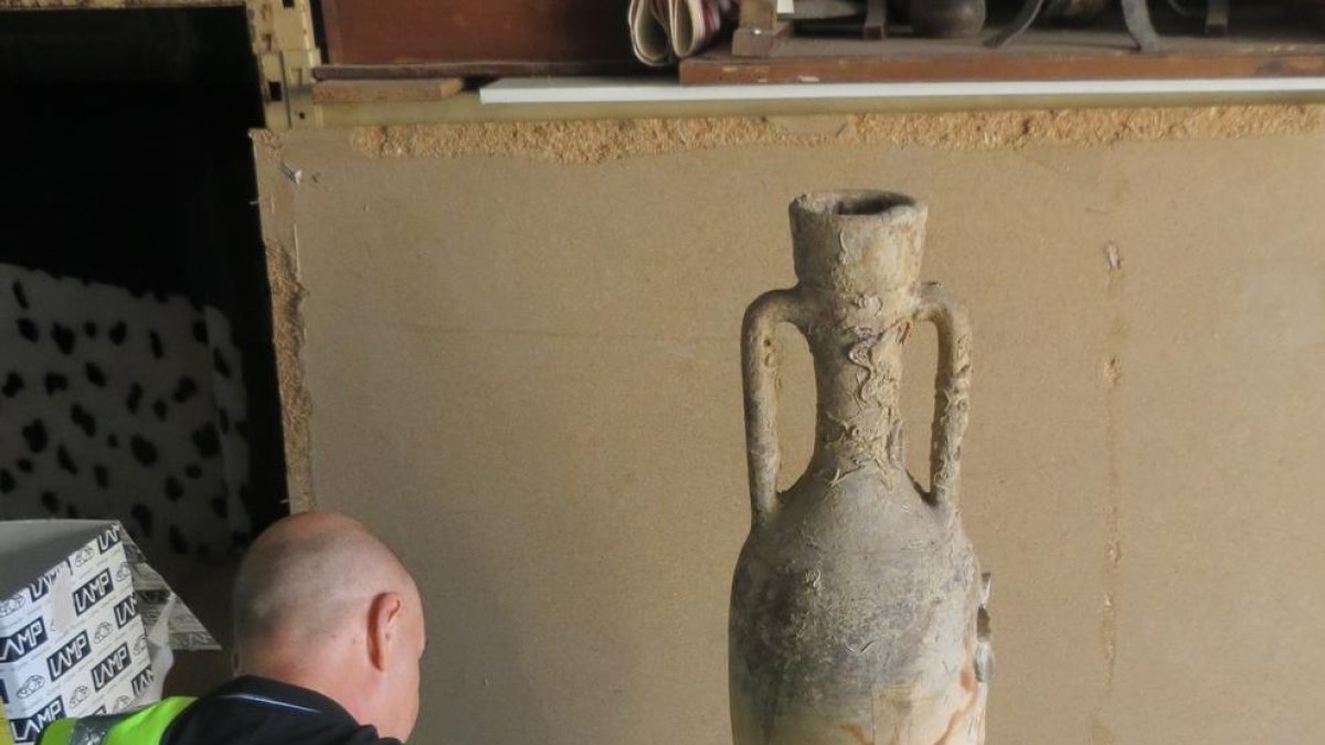 La Guardia Civil recupera un ánfora de 2.000 años de antigüedad y la deposita en el Arqueológico de Tarragona