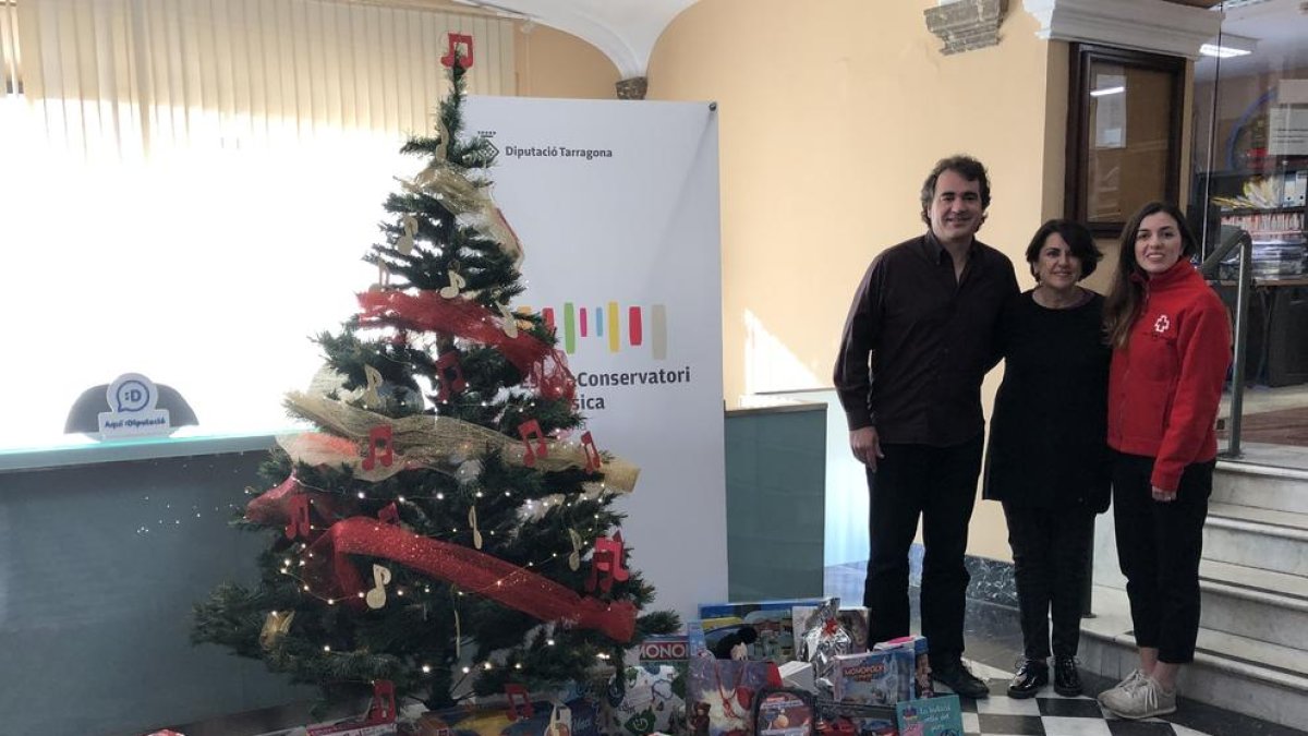 El Conservatorio de la Diputación entrega a Creu Roja los 300 juguetes recogidos