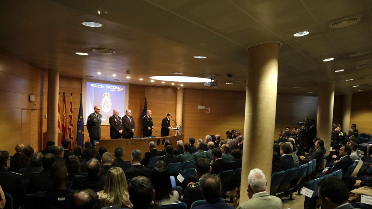 La policía acusa Campdepadrós de descortés por rechazar con «invectivas» la invitación a su fiesta en Tarragona