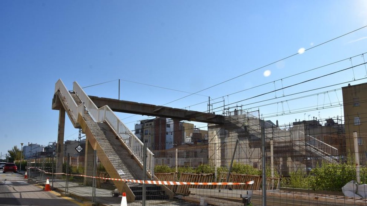 En marxa la rehabilitació de la passarel·la de vianants sobre les vies del tren de Baix a Mar