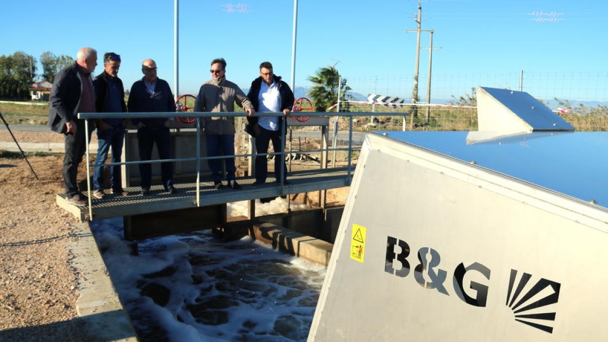 Un nou sistema de bombeig d'aigua a Deltebre ajuda a frenar el caragol maçana