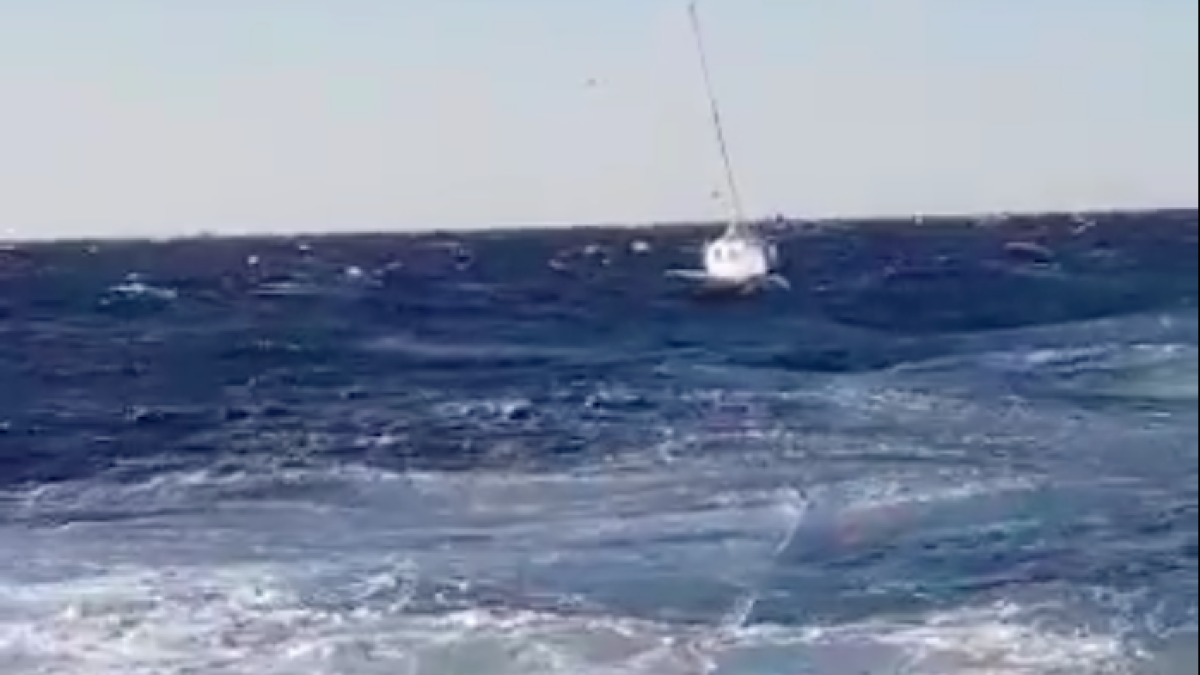Rescaten un tripulant d'un veler avariat al Delta de l'Ebre