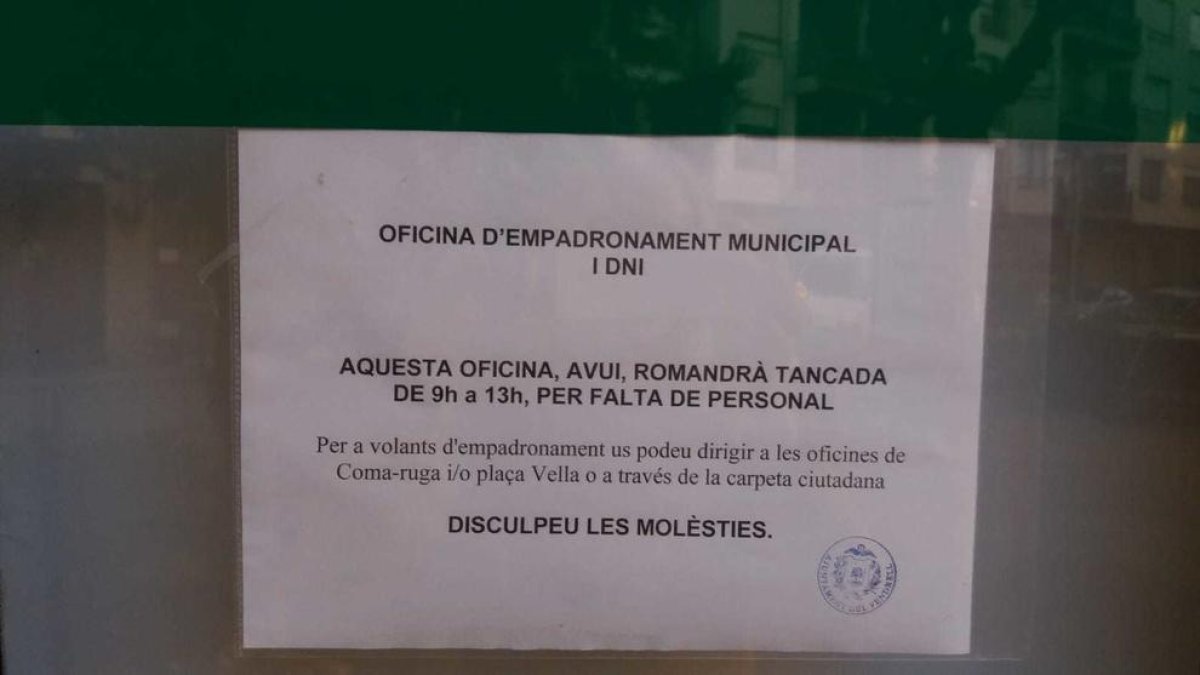 Denuncian el cierre de departamentos municipales en el Vendrell por falta de personal