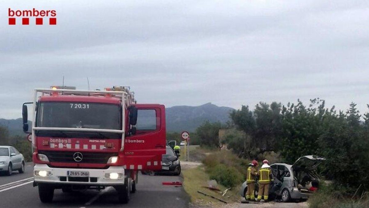 Dos personas heridas en un choque entre dos turismos en la N-340 en el Perelló
