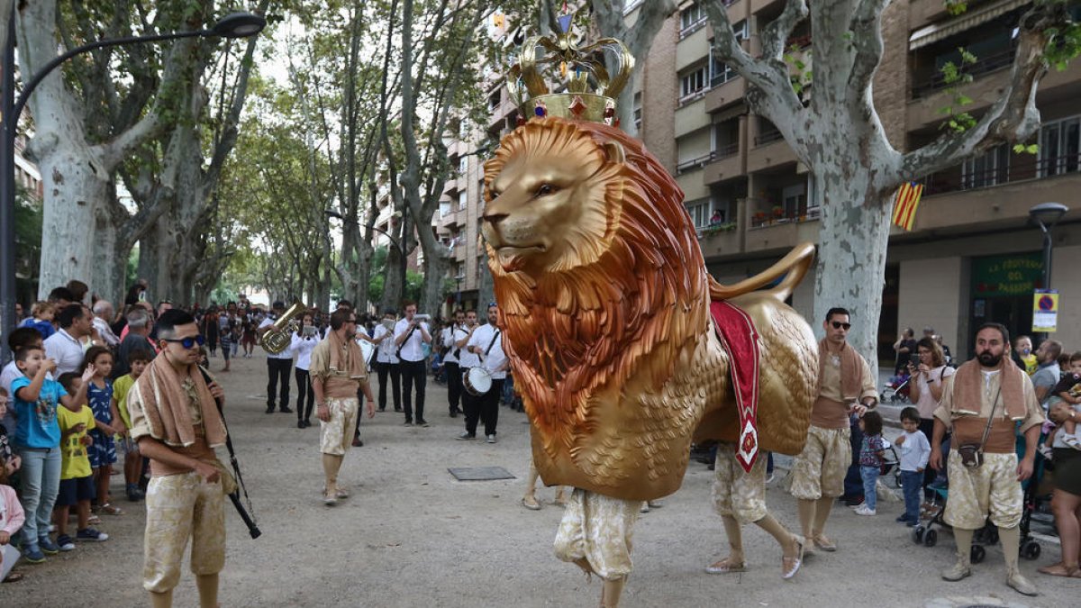 El Seguici Festiu omple de balls i colors el passeig de Misericòrdia