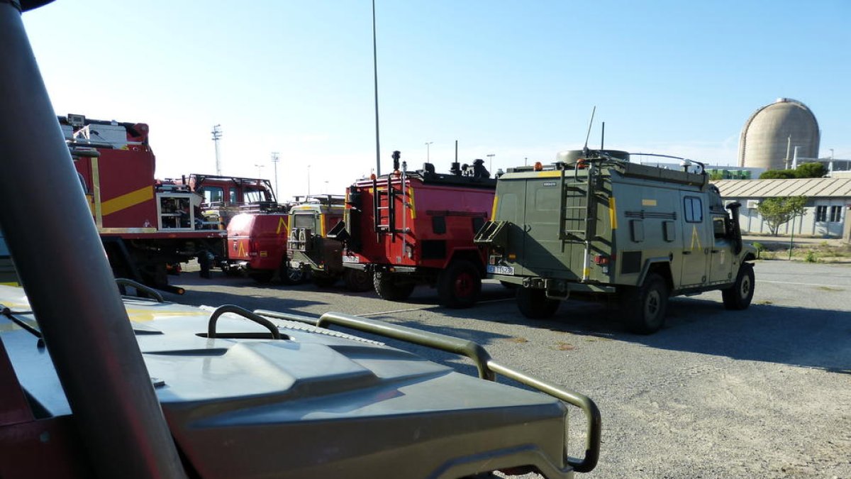 Primer plano de un vehículo militar con otras dotaciones de los bomberos y la UME al simulacro de Vandellòs II.