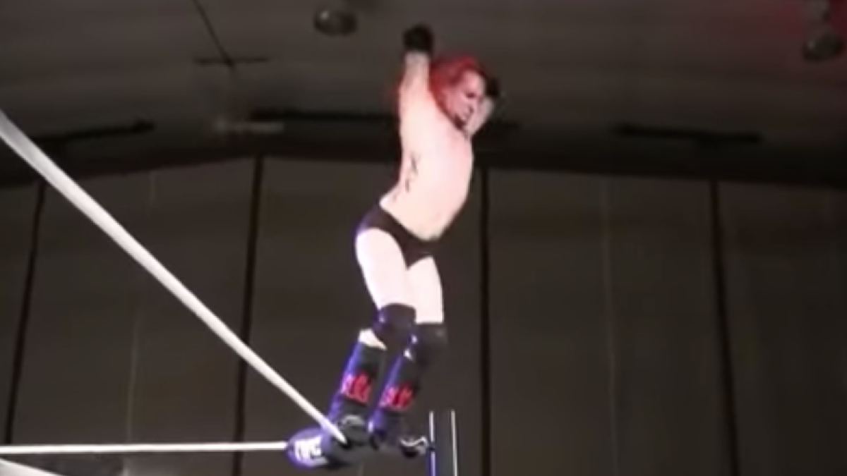 Un luchador se fractura el cráneo al saltar del ring