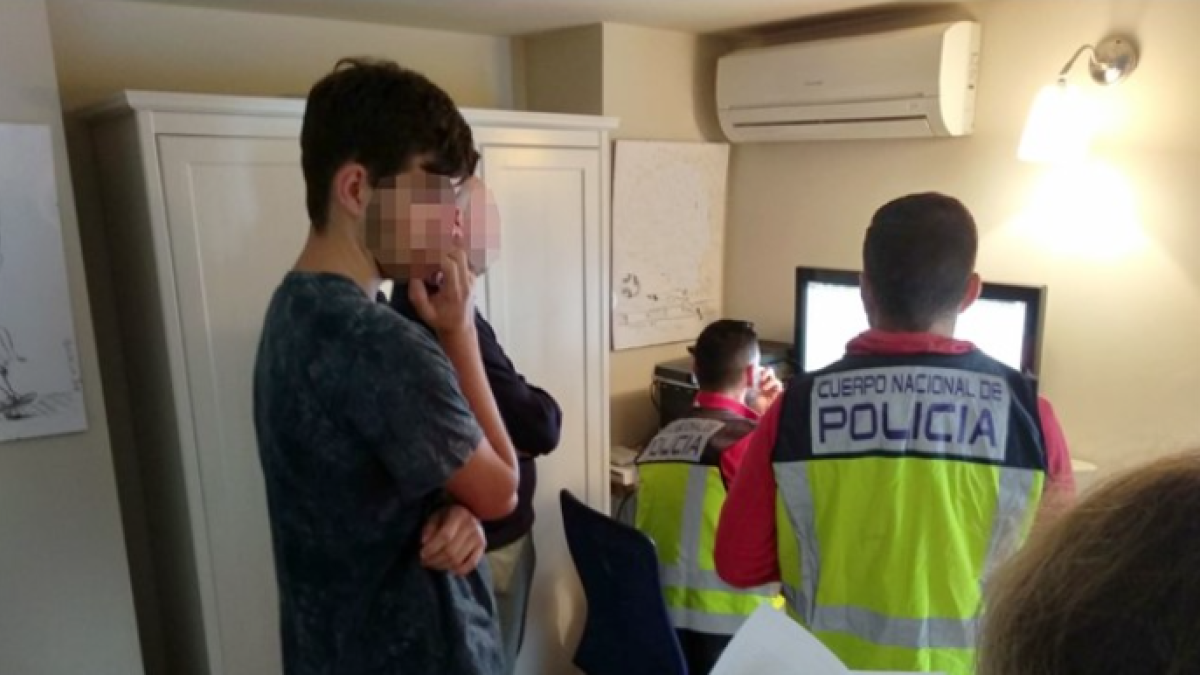 Detingut un menor per fer xantatge i publicar les fotos eròtiques d'una nena