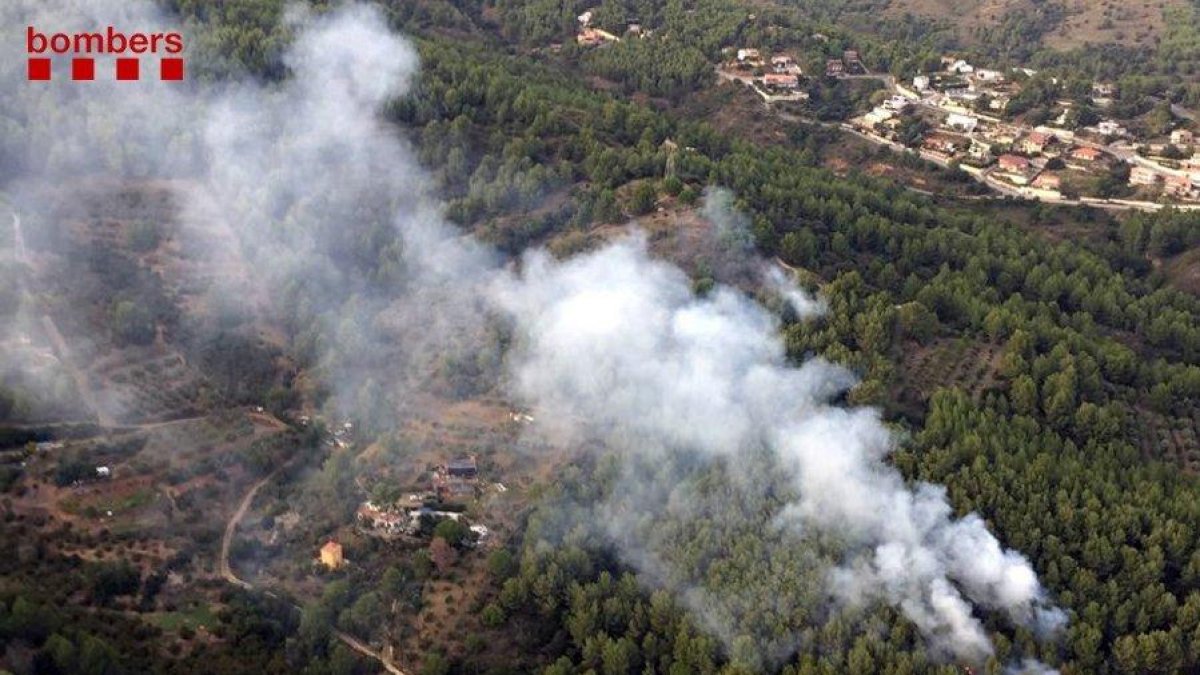 Un incendi a Castellvell del Camp mobilitza quinze dotacions de Bombers