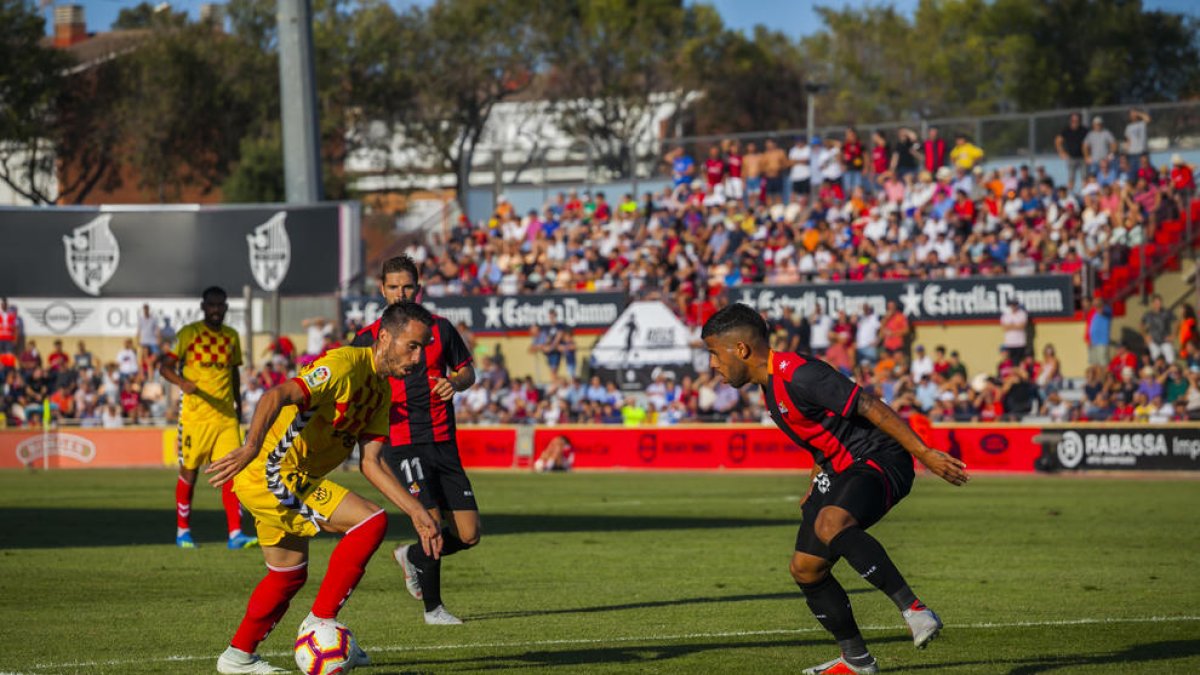 Gus Ledes, atributs en defensa i en atac al mig del camp roig-i-negre