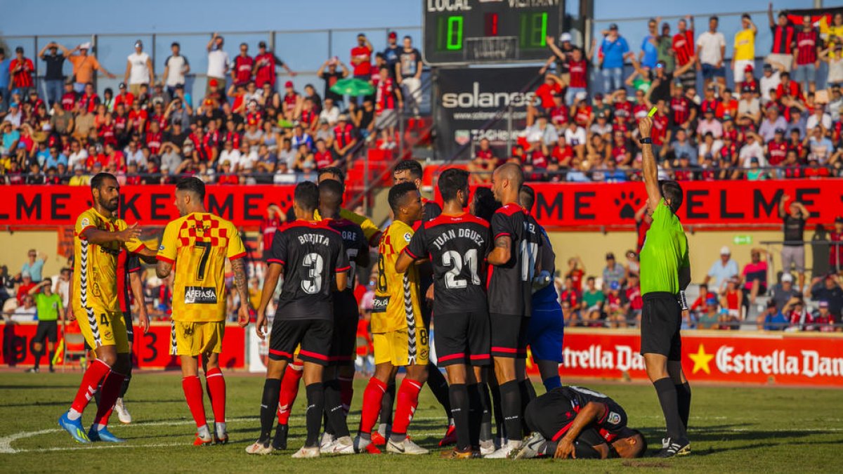 El Nàstic es el tercer equipo más amonestado de la Segunda División