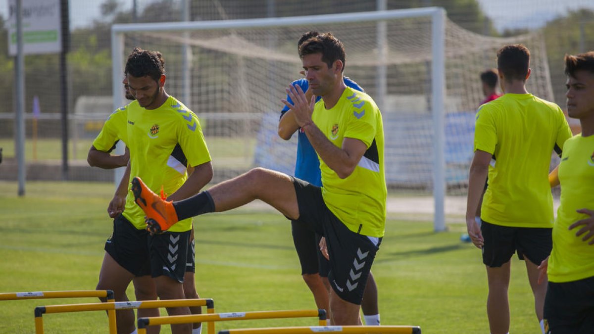 Arzo surt al rescat per acompanyar a Cadamuro a l'eix de la defensa diumenge