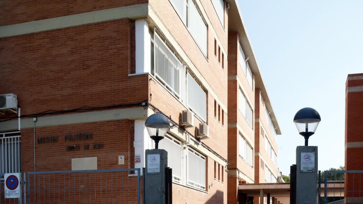 Un any de l'1-O: Cops de porra, portes esbotzades i vidres trencats: el record a l'escola continua viu