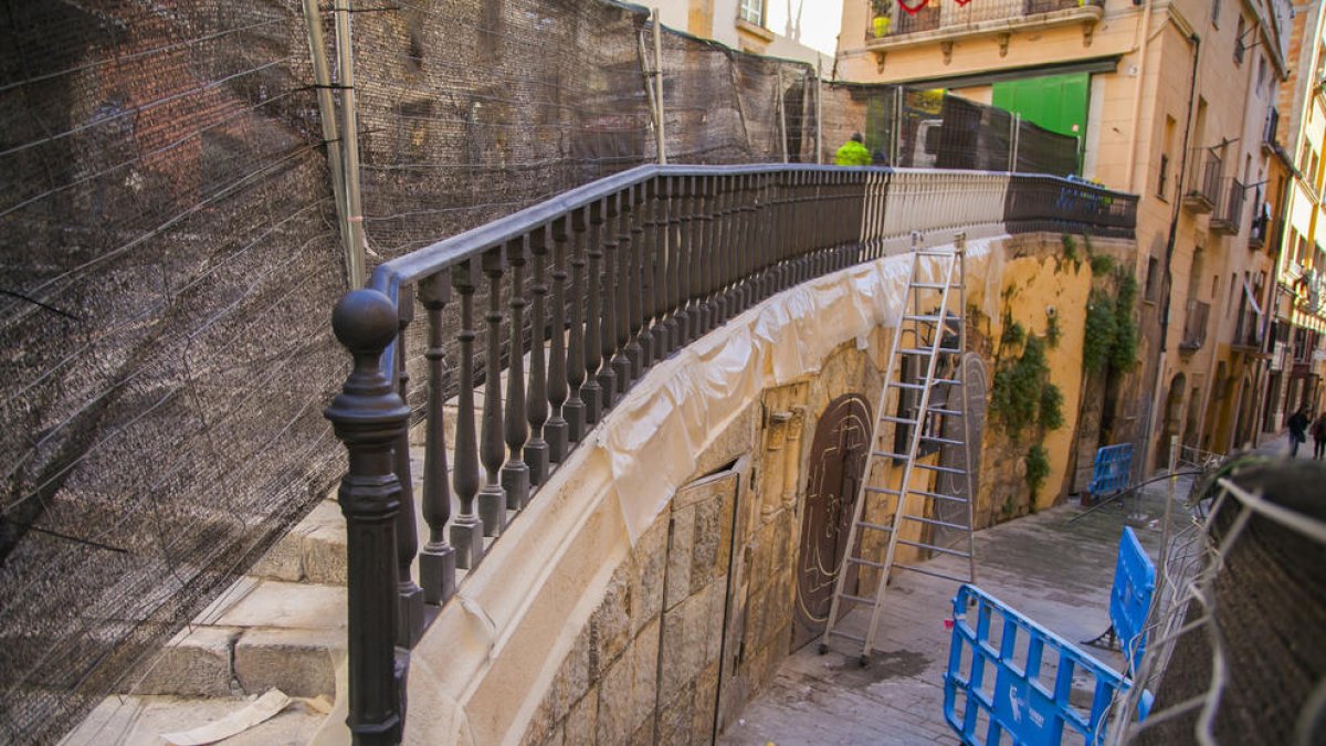 L'Ajuntament enllesteix la barana de la Baixada de Misericòrdia