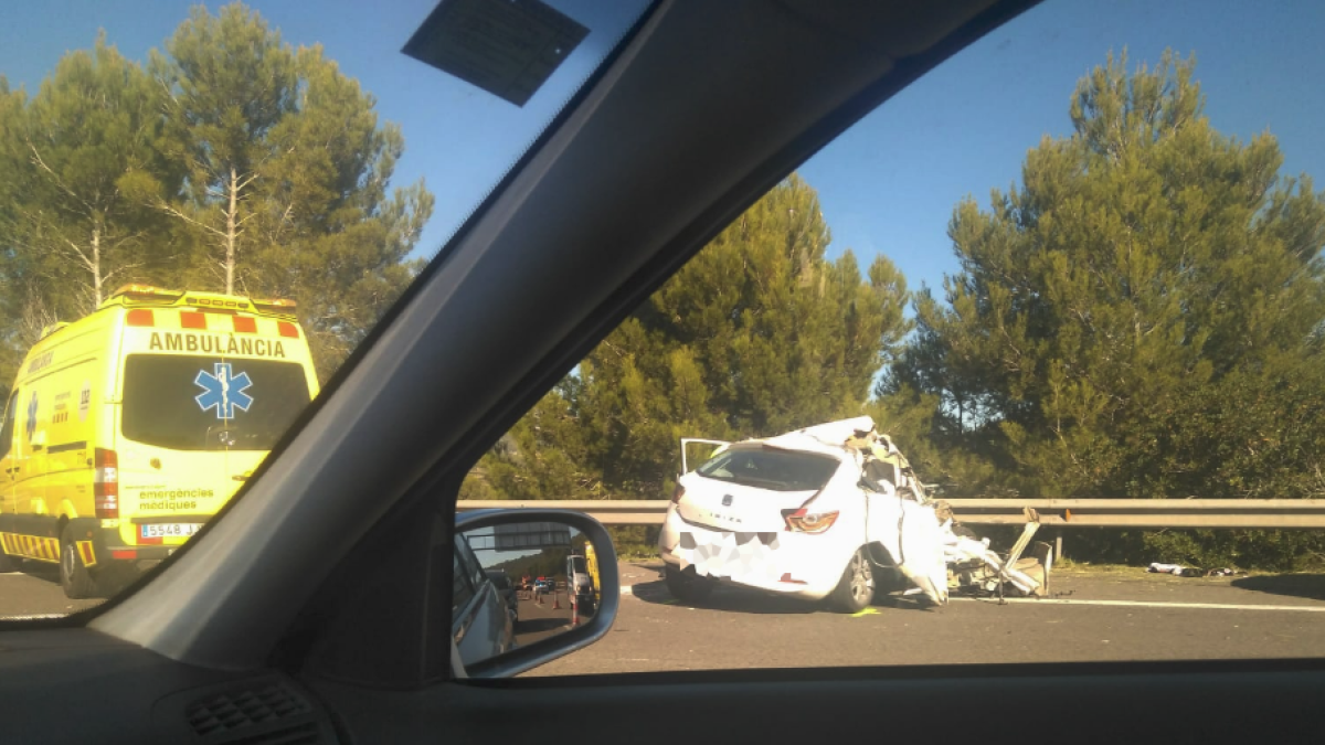 Un ferit crític en un xoc entre un cotxe i un camió a la C-32 a Sant Pere de Ribes