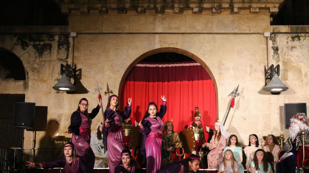 Un centenar d'escolars donen continuïtat als Retaules Vivents de Nadal