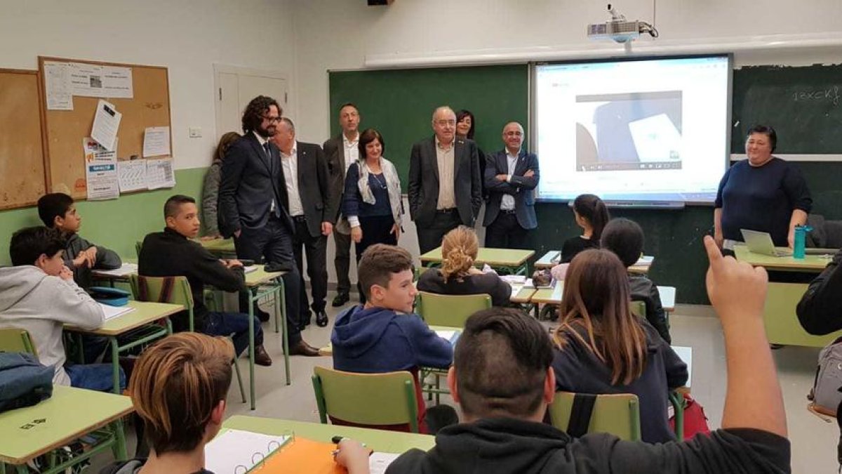 El conseller Bargalló y el cónsul de Francia visitan el instituto Gabriel Ferrater de Reus