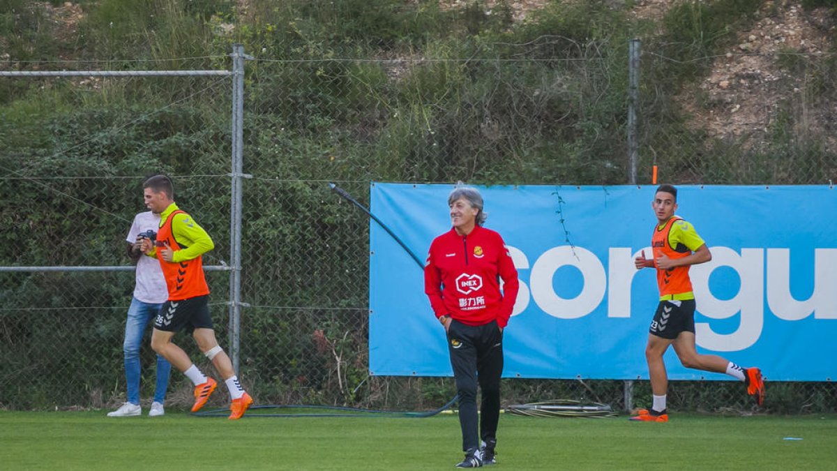 L'era d'Enrique Martín comença amb cinc futbolistes amb molèsties