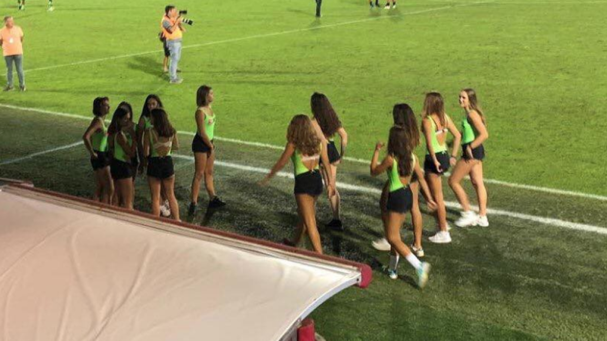 Un equipo de fútbol tiene como recopilación pelotas a chicas adolescentes con 'shorts'