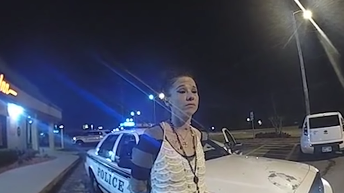 Una mujer detenida y esposada consigue robar un coche patrulla