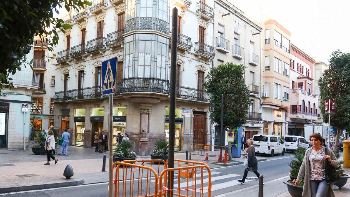 El semáforo del Vuelco de Arrabales será inteligente y quiere acabar con las colas