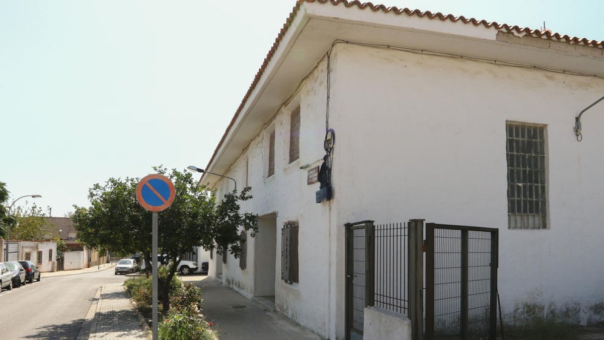 Reclamen obrir al lloguer les cases buides del Parc de Carreteres