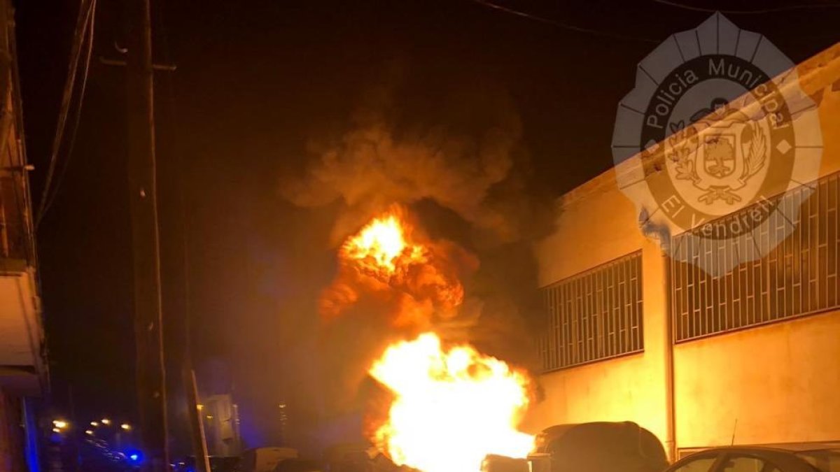 Cremen tres contenidors al Vendrell