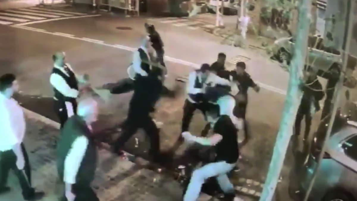 Un grupo de jóvenes agrede a los trabajadores de un restaurante de la Barceloneta