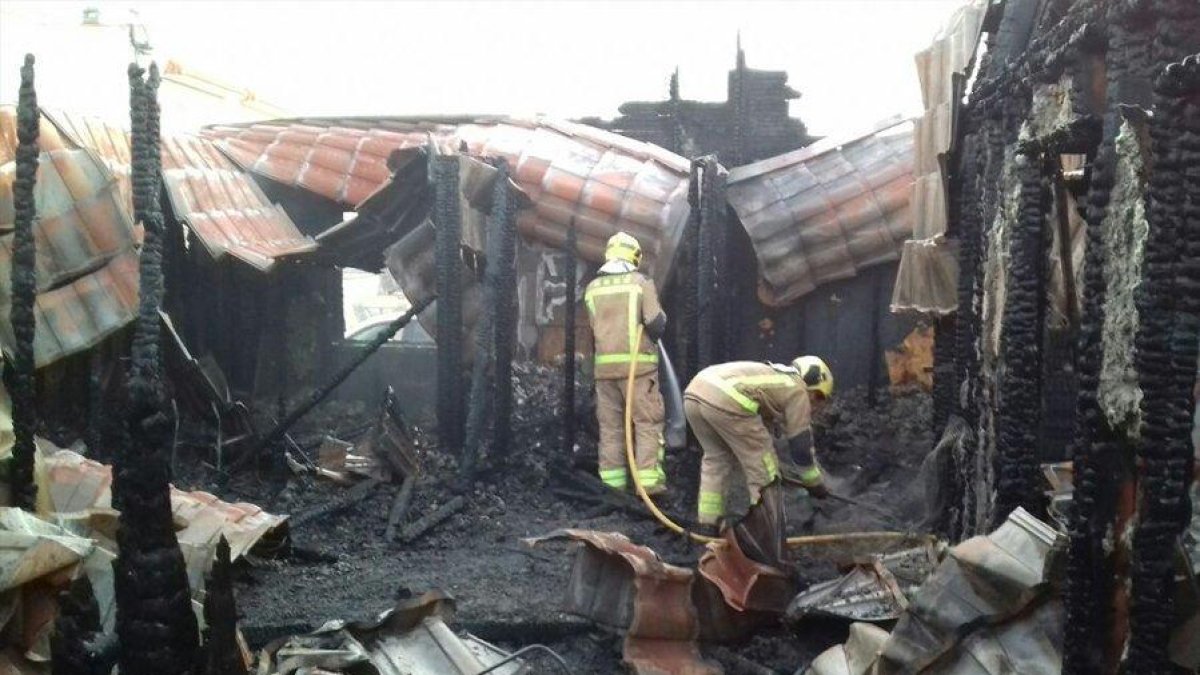 Crema totalment una casa de fusta a Deltebre sense provocar ferits