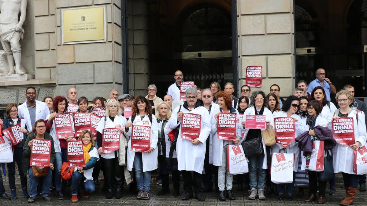 Metges i altres professionals sanitaris, cridats a una setmana de vaga a l'atenció primària