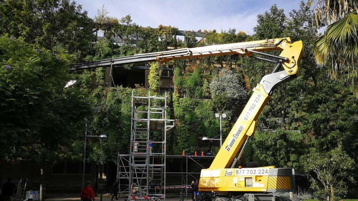 El jardín vertical de la Tabacalera, set de rodaje de un anuncio de un coche Suzuki