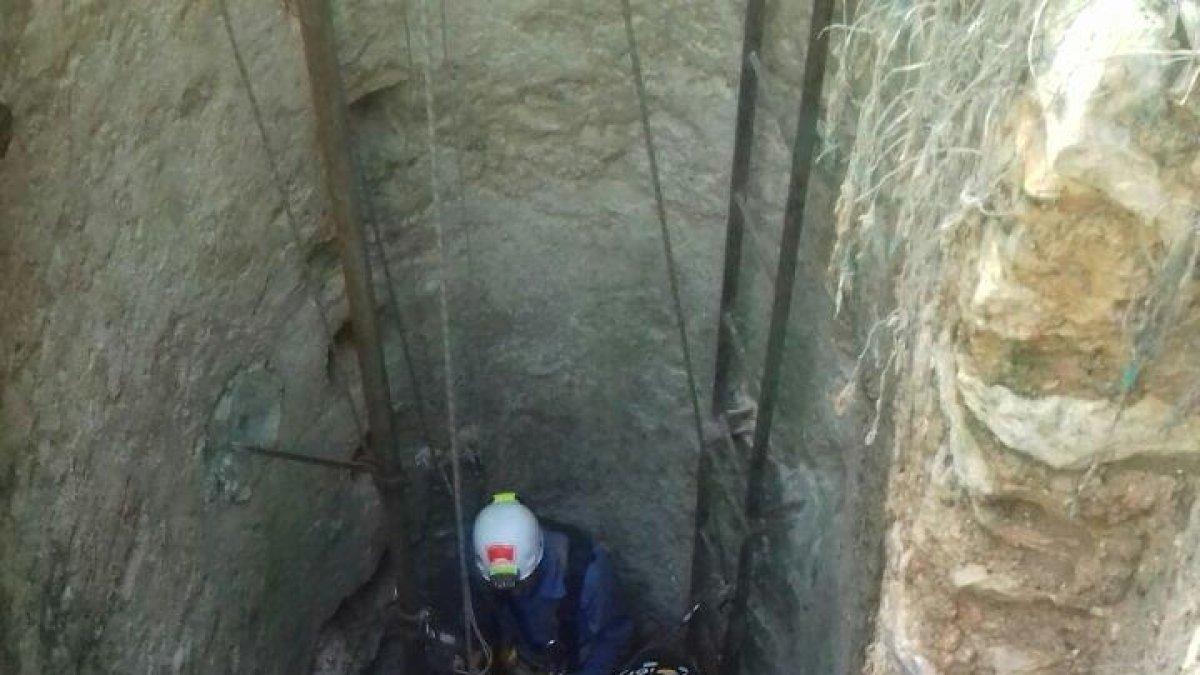 Rescaten un gos que va caure en un pou de 15 metres de profunditat a Benissanet