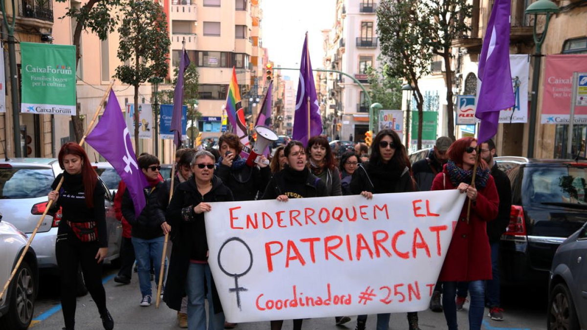 Un centenar de persones es manifesten contra les violències masclistes a Tarragona
