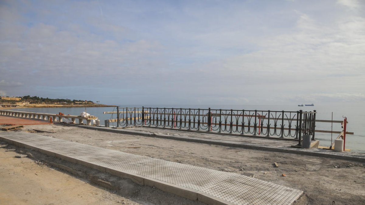 Un nuevo «balcón» en la playa del Miracle