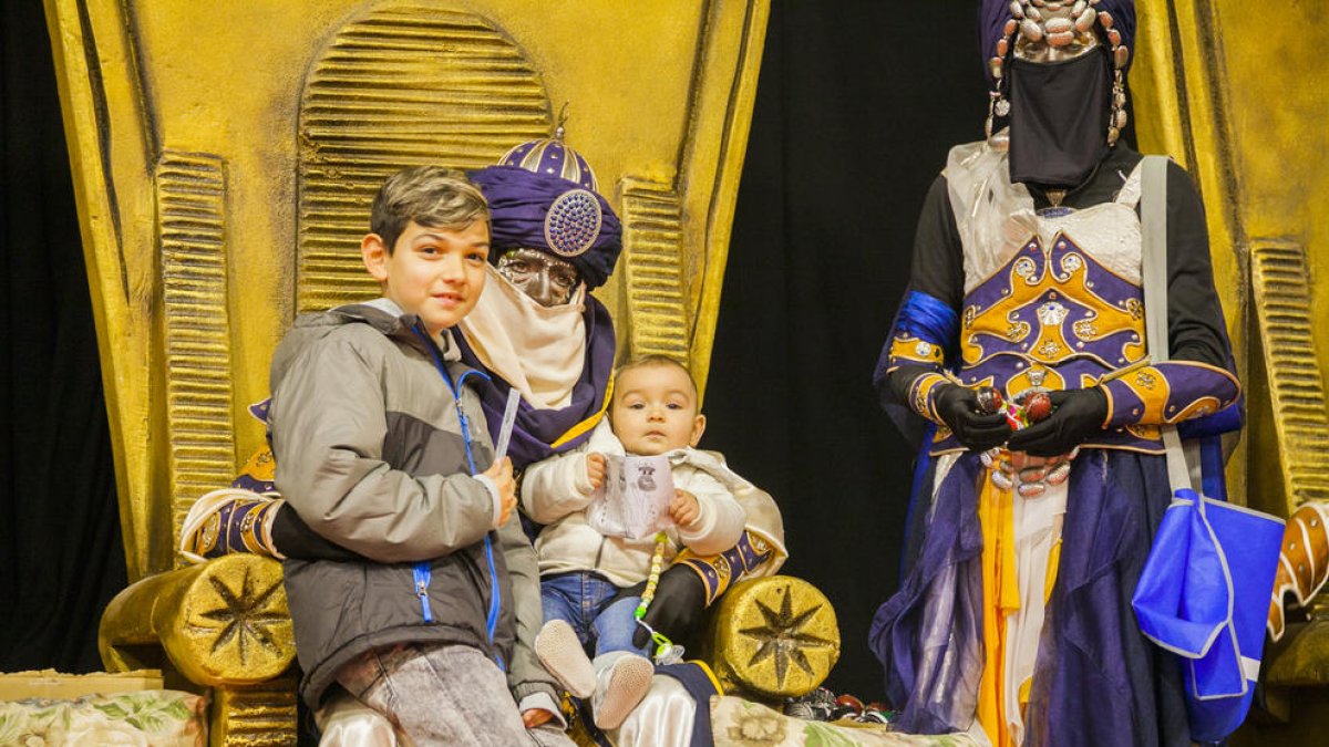 Los niños de la Pobla de Mafumet entregan las cartas a los Pajes reales