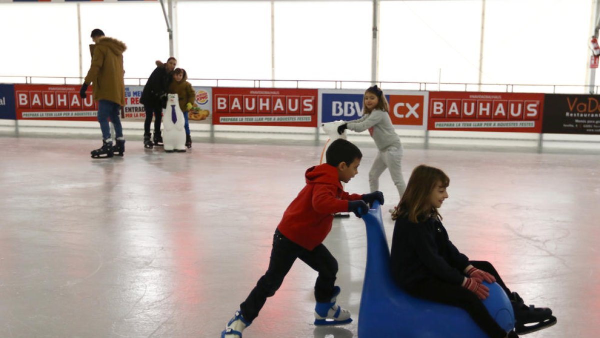La pista de gel de les Gavarres rep els primers patinadors