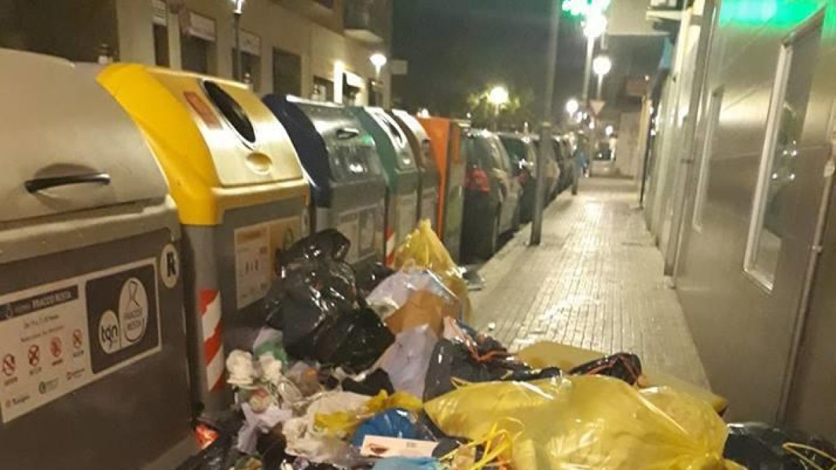 Montañas de suciedad en una calle de Bonavista, el día de Navidad.