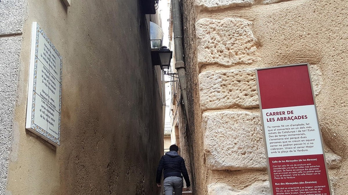 Vimbodí i Poblet li fa un 'lifting' al carrer de les Abraçades, un dels més estrets del país