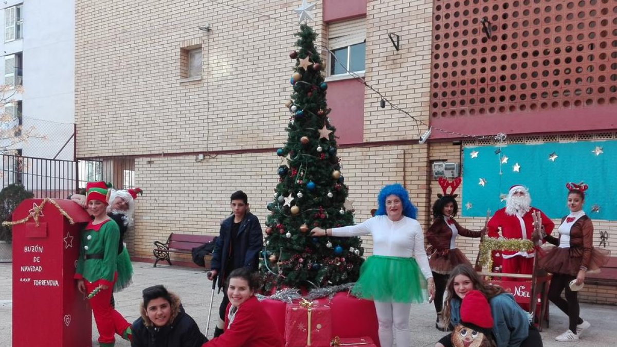 Una quincena de niños hacen un árbol de Navidad en la urbanización Terranova