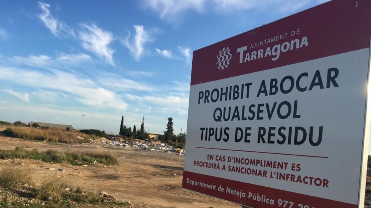 Denuncian vertidos ilegales al lado del Lidl de les Gavarres