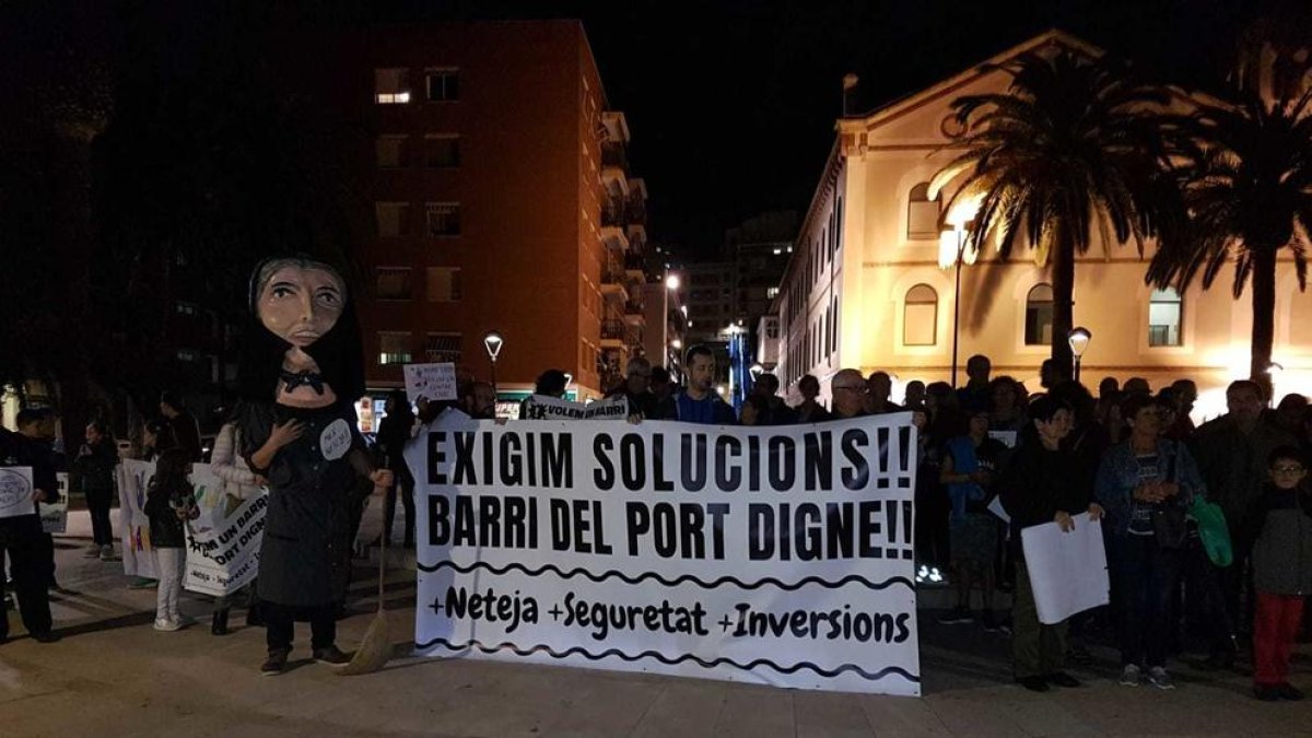 Vecinos del Puerto se manifiestan para exigir mejoras en el barrio