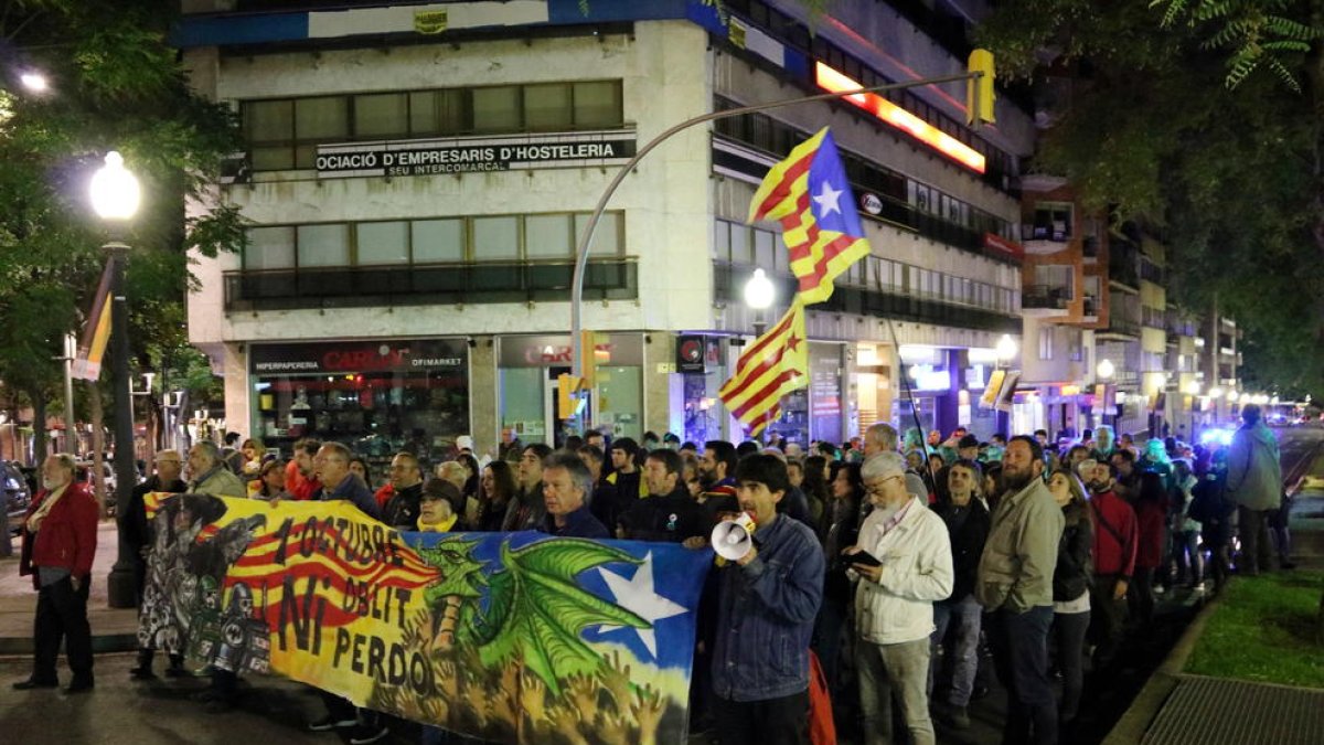 Una vuitantena de persones es manifesten per reclamar una «república efectiva» a Tarragona