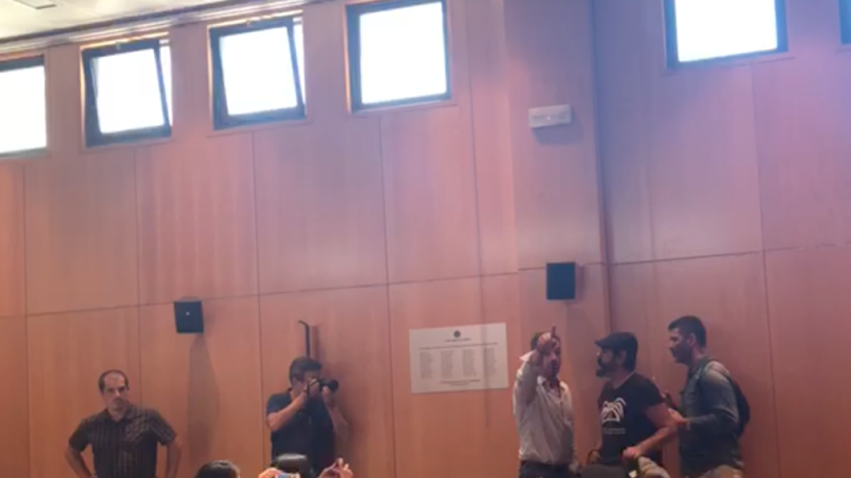 Lo ocupa Jorge Fernández irrumpe el pleno con gritos de «corruptos» y «sinvergüenzas»