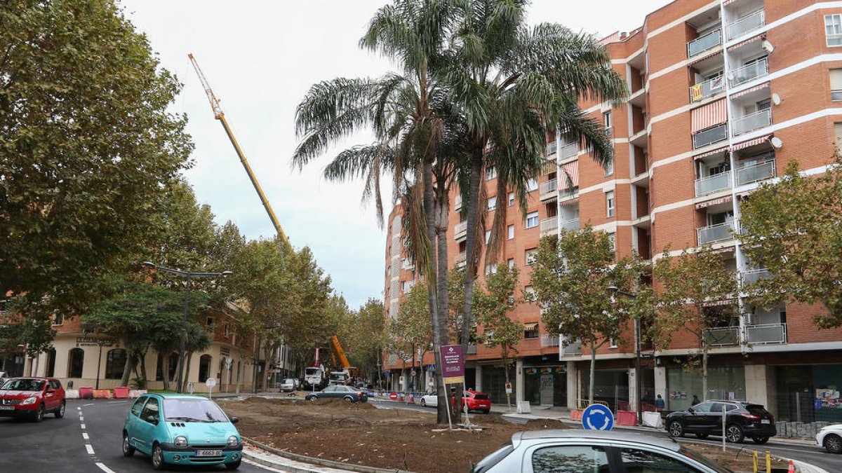 La plaza de Villarroel de Reus completa la reordenación y se abre al tráfico