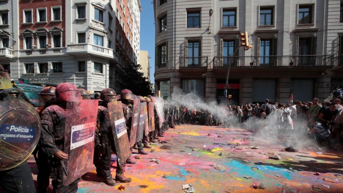 Tensión entre independentistas y unionistas en una manifestación en apoyo de los policías del 1-O