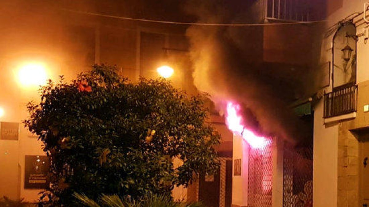 Un incendi en una botiga d'animals a Blanes deixa alguns exemplars morts