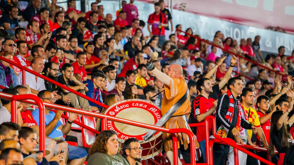 La afición del Nàstic aplaude la entrega de los suyos