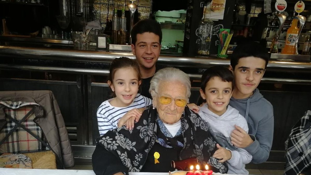 L'Amèlia de l'Arboç bufa les espelmes pel seu 107 aniversari